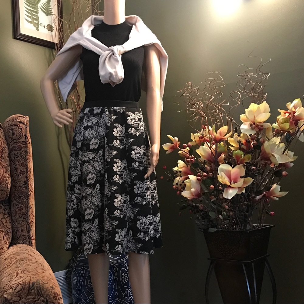 NY Collection Black/White Knit Cabbage Rose A-Line Knee Length Skirt Sz. L~EUC!